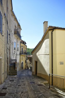 Calvello 'da dar bir sokak, İtalya' nın Basilicata bölgesinde eski bir kasaba..