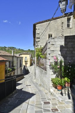 Calvello 'da dar bir sokak, İtalya' nın Basilicata bölgesinde eski bir kasaba..