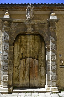 Calvello 'da dar bir sokak, İtalya' nın Basilicata bölgesinde eski bir kasaba..