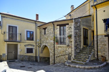 Calvello 'da dar bir sokak, İtalya' nın Basilicata bölgesinde eski bir kasaba..