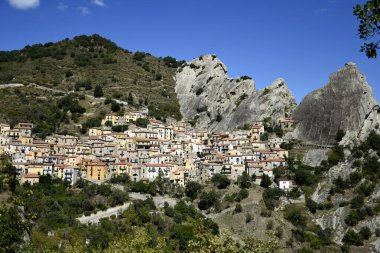 İtalya 'nın Basilicata bölgesinde bir köy olan Castelmezzano' nun panoramik manzarası.