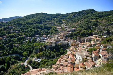 İtalya 'nın Basilicata bölgesinde bir köy olan Castelmezzano' nun panoramik manzarası.