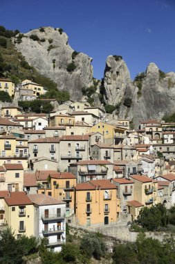 İtalya 'nın Basilicata bölgesinde bir köy olan Castelmezzano' nun panoramik manzarası.