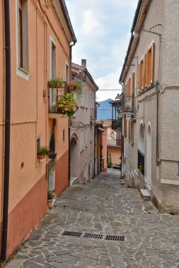 Sasso di Castalda 'da dar bir sokak, İtalya' nın Basilicata bölgesinde eski bir kasaba..