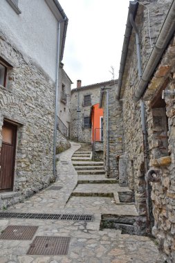 Sasso di Castalda 'da dar bir sokak, İtalya' nın Basilicata bölgesinde eski bir kasaba..