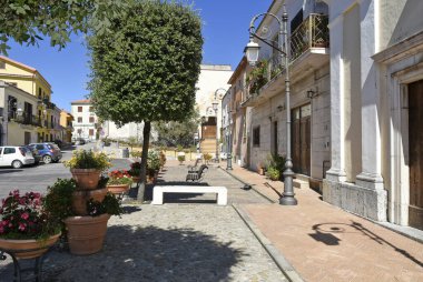 Grumento Nova 'da dar bir sokak, İtalya' nın Basilicata bölgesinde eski bir kasaba..