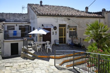 Grumento Nova 'da dar bir sokak, İtalya' nın Basilicata bölgesinde eski bir kasaba..