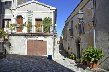 Grumento Nova 'da dar bir sokak, İtalya' nın Basilicata bölgesinde eski bir kasaba..