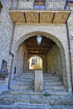 Guardia Perticara 'da dar bir sokak, İtalya' nın Basilicata bölgesinde eski bir kasaba..