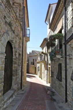 Guardia Perticara 'da dar bir sokak, İtalya' nın Basilicata bölgesinde eski bir kasaba..