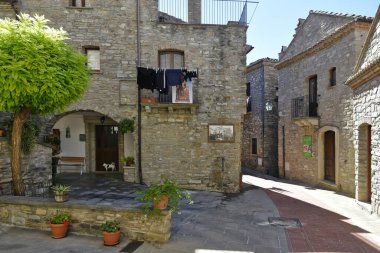 Guardia Perticara 'da dar bir sokak, İtalya' nın Basilicata bölgesinde eski bir kasaba..