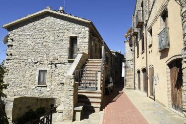 Guardia Perticara 'da dar bir sokak, İtalya' nın Basilicata bölgesinde eski bir kasaba..