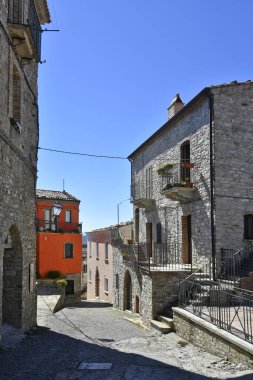 Guardia Perticara 'da dar bir sokak, İtalya' nın Basilicata bölgesinde eski bir kasaba..