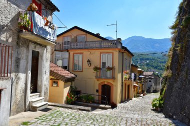 Lagonegro 'da dar bir sokak, İtalya' nın Basilicata bölgesinde eski bir kasaba..