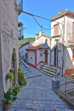 Lagonegro 'da dar bir sokak, İtalya' nın Basilicata bölgesinde eski bir kasaba..