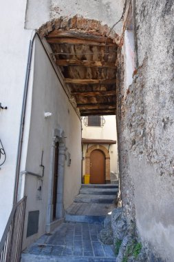 Lagonegro 'da dar bir sokak, İtalya' nın Basilicata bölgesinde eski bir kasaba..