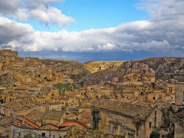Matera 'nın panoramik manzarası, İtalya' nın Basilicata bölgesinde eski bir kasaba..