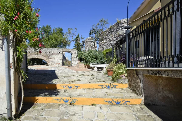 Grumento Nova 'da dar bir sokak, İtalya' nın Basilicata bölgesinde eski bir kasaba..