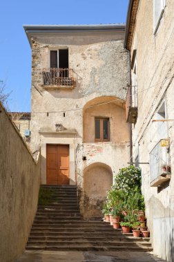 Melfi 'nin eski evleri arasında küçük bir sokak, İtalya' nın Basilicata bölgesindeki dağlarda bir köy..