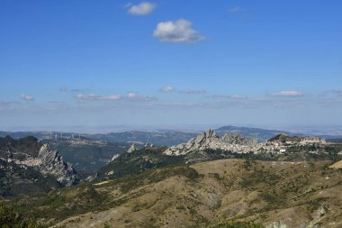 İtalya 'nın Basilicata bölgesinin dağlarındaki Pietrapertosa köyünün panoramik manzarası.
