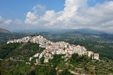 İtalya 'nın Basilicata bölgesinin dağlarındaki Rivello köyünün panoramik manzarası.