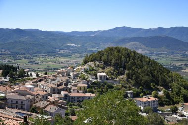 İtalya 'nın Basilicata bölgesinde eski bir kasaba olan Viggiano' nun panoramik manzarası.