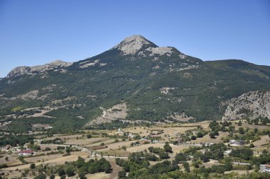 İtalya 'nın Basilicata bölgesinde eski bir kasaba olan Viggiano' nun panoramik manzarası.