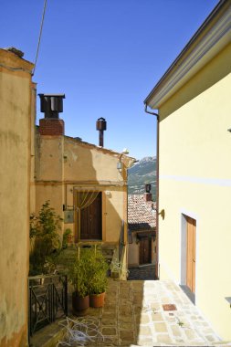 Viggiano 'da dar bir sokak, İtalya' nın Basilicata bölgesinde eski bir kasaba..