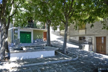 Viggiano 'da dar bir sokak, İtalya' nın Basilicata bölgesinde eski bir kasaba..