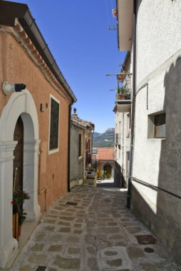 Viggiano 'da dar bir sokak, İtalya' nın Basilicata bölgesinde eski bir kasaba..