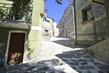 Viggiano 'da dar bir sokak, İtalya' nın Basilicata bölgesinde eski bir kasaba..
