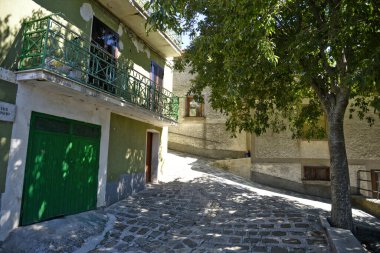 Viggiano 'da dar bir sokak, İtalya' nın Basilicata bölgesinde eski bir kasaba..