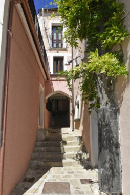 Viggiano 'da dar bir sokak, İtalya' nın Basilicata bölgesinde eski bir kasaba..