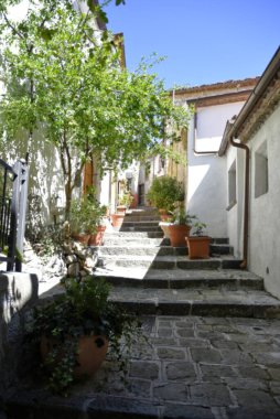 Viggiano 'da dar bir sokak, İtalya' nın Basilicata bölgesinde eski bir kasaba..