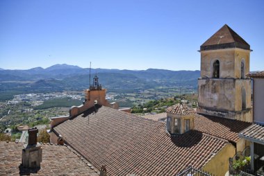 İtalya 'nın Basilicata bölgesinde eski bir kasaba olan Viggiano' nun panoramik manzarası.
