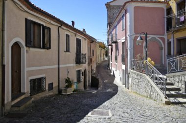 Viggiano 'da dar bir sokak, İtalya' nın Basilicata bölgesinde eski bir kasaba..