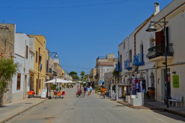 San Vito Lo Capo, İtalya, Ağustos 2016. Sicilya 'nın eski evlerinin arasında dar bir sokak..