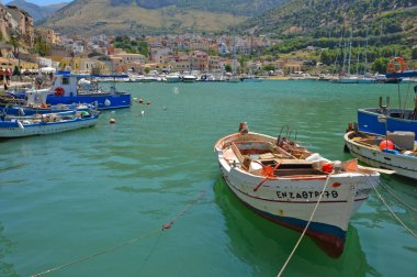 Castellammare del Golfo, İtalya, Ağustos 2016. Sicilya 'nın limanında küçük bir tekne.