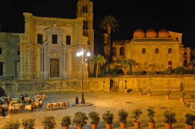 Palermo, Ağustos 2016. Sicilya şehrinin tarihi merkezinde bir meydan, İtalya.