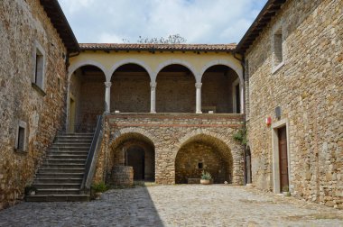 Bisaccia, İtalya, 04 / 30 / 2016. Avellino ilindeki bir ortaçağ şatosunda taş kemerler.