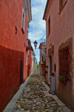 İtalya 'nın Avellino ilindeki bir ortaçağ köyü olan Bisaccia' nın eski evleri arasında dar bir sokak..