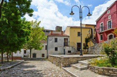 İtalya 'nın Avellino ilindeki bir ortaçağ köyü olan Bisaccia' nın eski evleri arasında dar bir sokak..