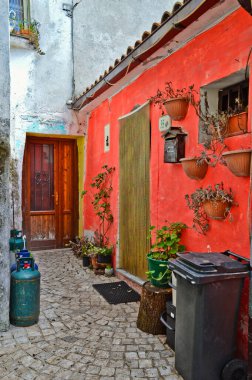 İtalya 'nın Caserta ilindeki eski bir kasaba olan Ailano' daki eski evler arasında dar bir sokak..