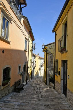 İtalya 'nın Benevento eyaletindeki eski Baselice evleri arasında dar bir sokak..