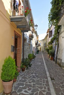 İtalya 'nın Benevento eyaletindeki eski Baselice evleri arasında dar bir sokak..