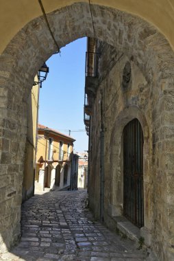 İtalya 'nın Benevento eyaletindeki eski Baselice evleri arasında dar bir sokak..