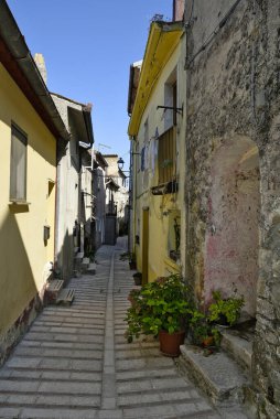 İtalya 'nın Benevento eyaletindeki eski Baselice evleri arasında dar bir sokak..