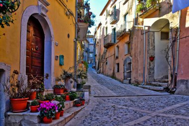 İtalya 'nın Salerno eyaletindeki eski bir kasaba olan Buccino' nun eski evleri arasında dar bir sokak.