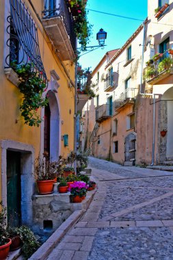 İtalya 'nın Salerno eyaletindeki eski bir kasaba olan Buccino' nun eski evleri arasında dar bir sokak.