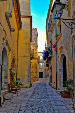 İtalya 'nın Salerno eyaletindeki eski bir kasaba olan Buccino' nun eski evleri arasında dar bir sokak.